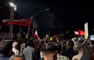 دمام‌زنی و پرچم‌گردانی دانشجویان دانشگاه هنر در خیابان کشوردوست؛ در جوار محل شهادت رهبر معظم انقلاب. ۱۴۰۵/۲/۲۴