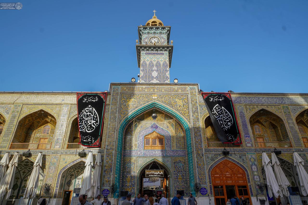 با نزدیک شدن به ۳۰ ذی‌القعده، سالروز شهادت امام جواد(ع)، حال و هوای نجف اشرف دگرگون شده است. آستان مقدس علوی طبق سنتی دیرینه، کتیبه‌های مزین به نام مبارک امام نهم را در صحن و سرای حیدری نصب کرده است تا پیام‌آور غربت و شهادت مظلومانه جوان‌ترین امام شیعیان 