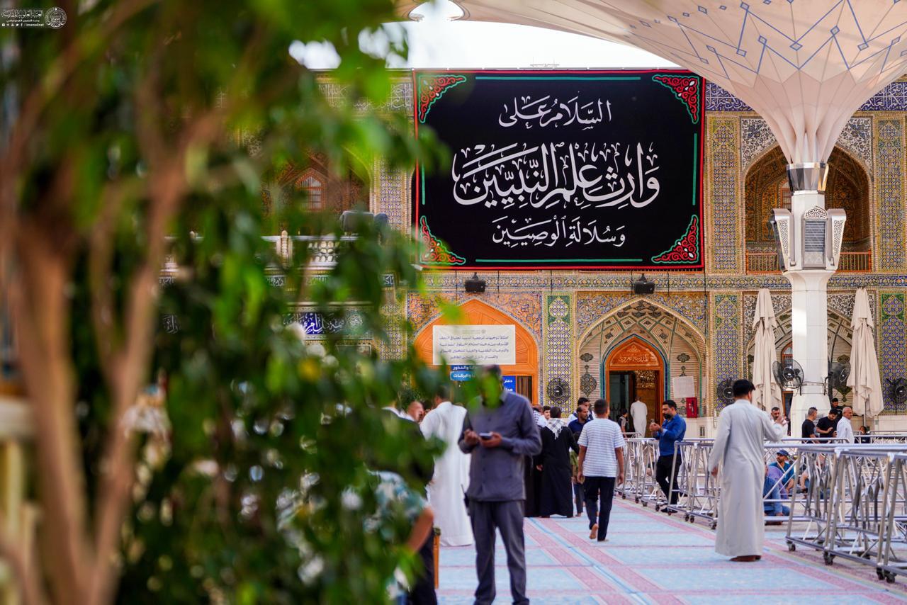 با نزدیک شدن به ۳۰ ذی‌القعده، سالروز شهادت امام جواد(ع)، حال و هوای نجف اشرف دگرگون شده است. آستان مقدس علوی طبق سنتی دیرینه، کتیبه‌های مزین به نام مبارک امام نهم را در صحن و سرای حیدری نصب کرده است تا پیام‌آور غربت و شهادت مظلومانه جوان‌ترین امام شیعیان 