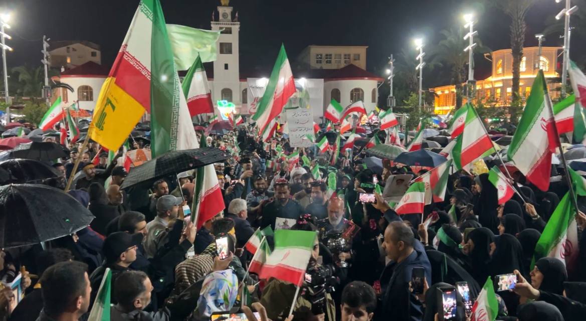 پیوند شمال و جنوب در نام شهدا/ استقبال مردم رشت از خانوادههای شهدای میناب+فیلم