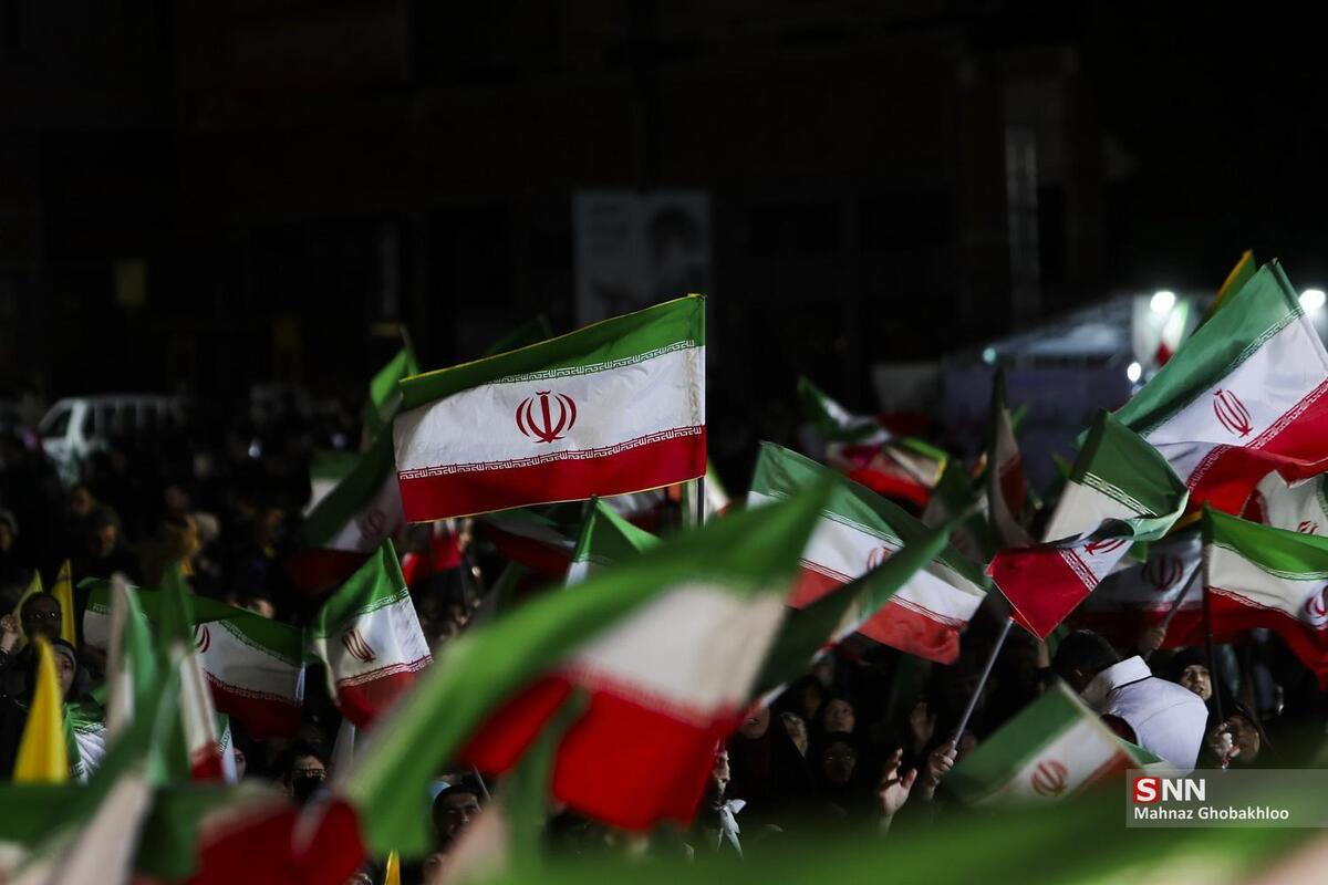 از حماسه زنان سلاح‌به‌دست کرمانشاهی تا قدم‌های استوار در «خیابان حماسه» مردم بجنورد+فیلم