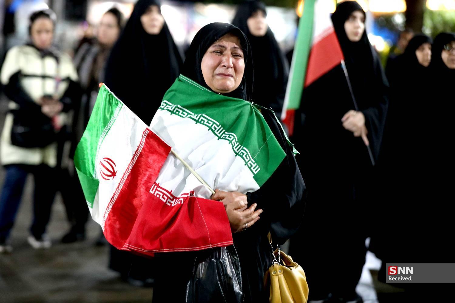 گلباران و استقبال پرشکوه مردم رشت از خانواده شهدای دانش آموز میناب در قرارهای شبانه+فیم
