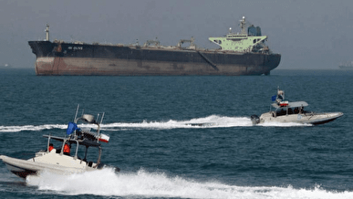 نیروی دریایی سپاه دو کشتی متخلف را در تنگه هرمز توقیف و به آب‌های سرزمینی  منتقل کرد