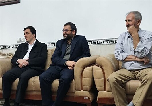 سقاب اصفهانی با خانواده شهدا و مردم شهریار دیدار کرد