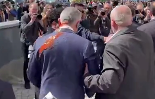 استقبال از سس خرسی با سس در برلین/ رضا پهلوی رنگی شد