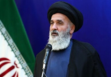هیچ‌ کس در هیچ جایگاهی اجازه عقب‌نشینی از منافع ملی و عزت ایران را ندارد