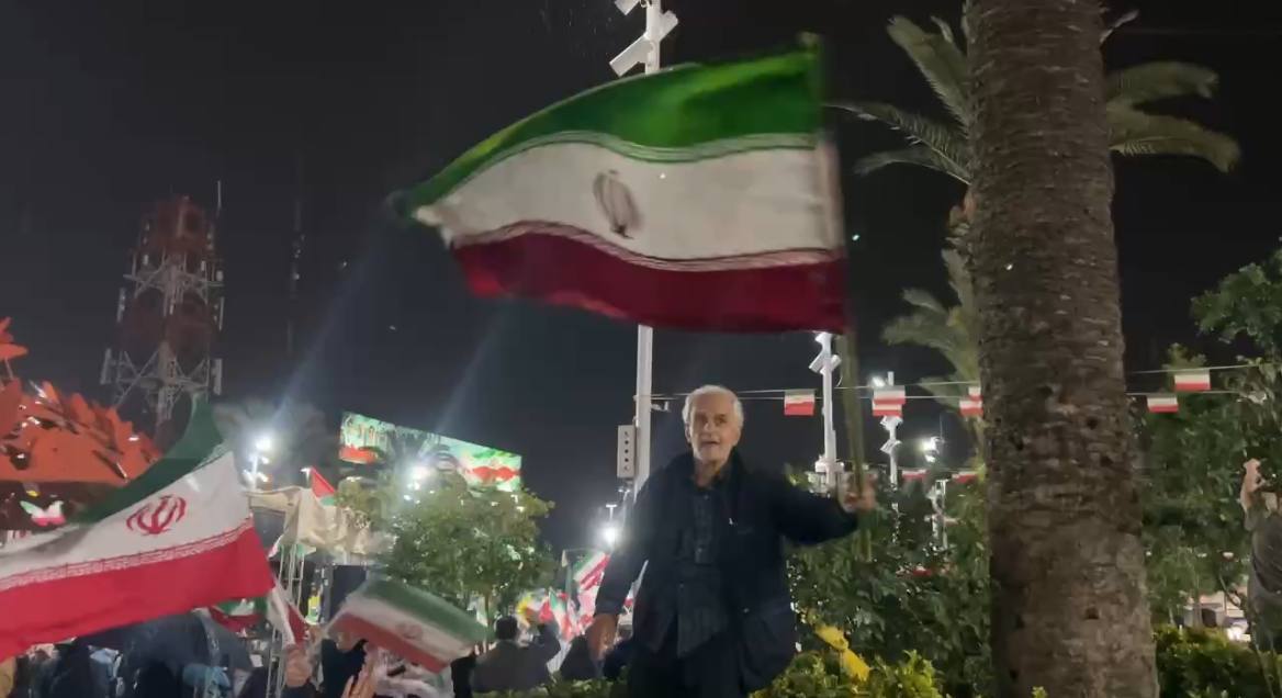 پیرمردهایی که روی صندلی نماز میخوانند و در میدان میتازند+فیلم