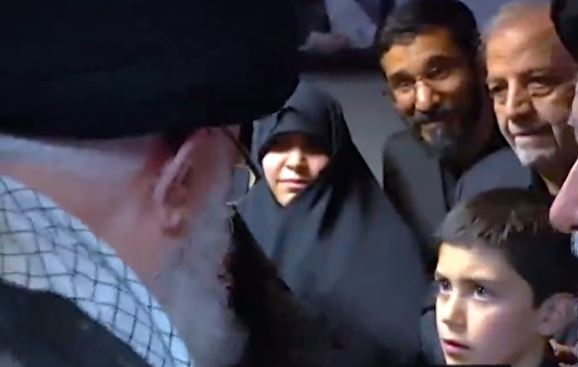 دیدار خانواده شهید رئیسی با رهبر شهید انقلاب در حاشیه مراسم نماز بر پیکر رئیس جمهور شهید و همراهان گرامی