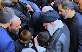 نوه‌های شهید رئیسی در آغوش رهبر شهید انقلاب بعد از اقامه نماز بر پیکر رئیس‌جمهور شهید و همراهان گرامی ایشان