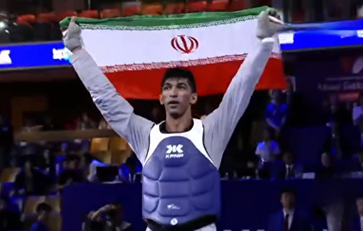 سجده آرین سلیمی قهرمان تکواندو بر پرچم مقدس ایران
