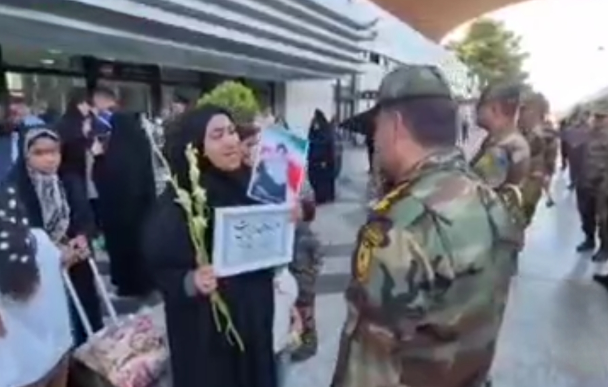 ادای احترام ارتش به ستاره‌های جنوب / بدرقه‌ی خانواده‌های شهدای مدرسه شجره طیبه میناب در ایستگاه راه‌آهن مشهد