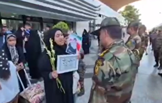 ادای احترام ارتش به ستاره‌های جنوب / بدرقه‌ی خانواده‌های شهدای مدرسه شجره طیبه میناب در ایستگاه راه‌آهن مشهد