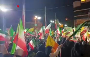 اجتماع پر شور مردم در میدان منیریه همزمان با پنجاه و پنجمین شب از حماسه اتحاد و حضور مردم ایران