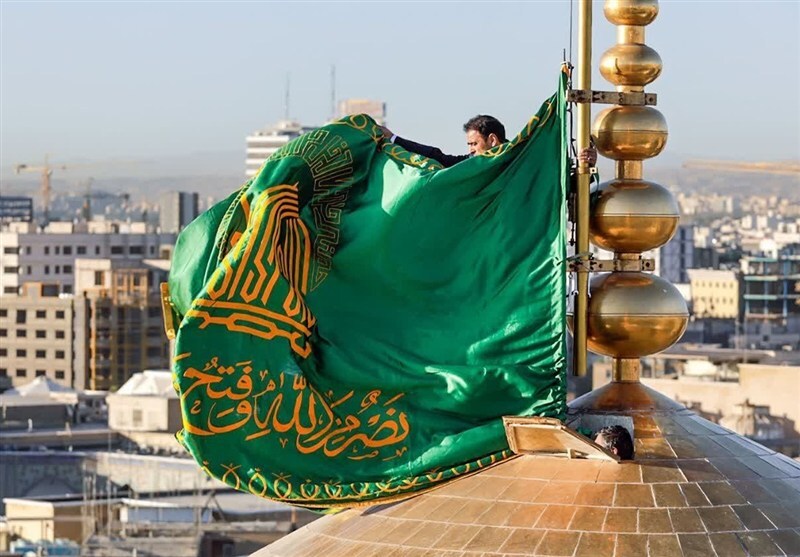مراسم تعویض پوش ضریح و پرچم گنبد همزمان با میلاد امام رضا(ع)