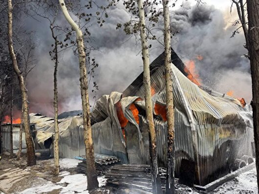 کارخانه چسب در چهارباغ طعمه حریق شد