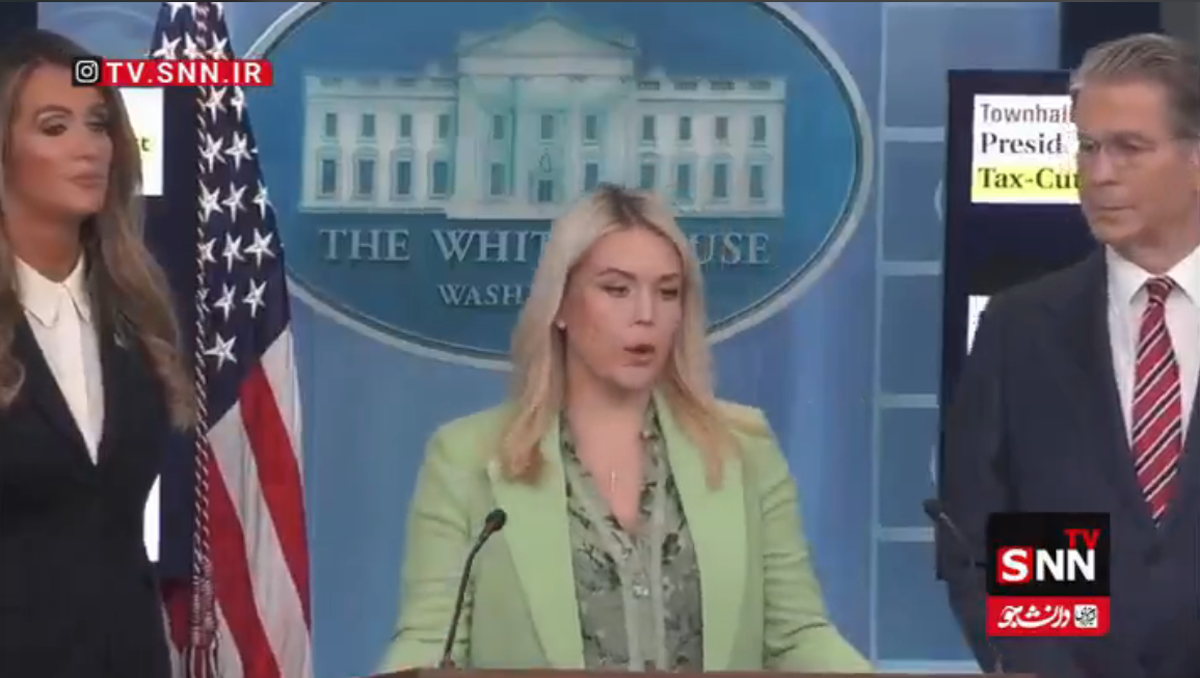 کنایه عجیب سخنگوی کاخ سفید دقایقی قبل از شروع ضیافت شام پرحاشیه ترامپ !/کارولین خبر داشت؟ + فیلم