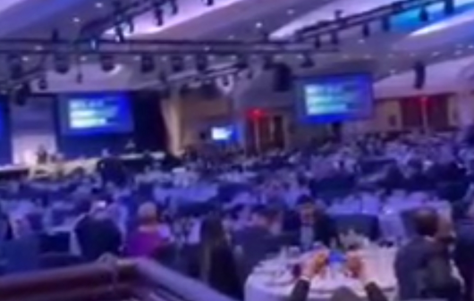 وحشت و پناه‌گرفتن حاضران در مراسم شام کاخ سفید هنگام شنیده‌شدن صدای تیراندازی