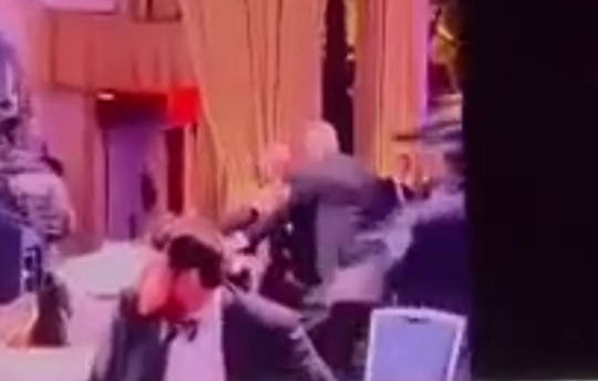 لحظه فرار ونس و ترامپ