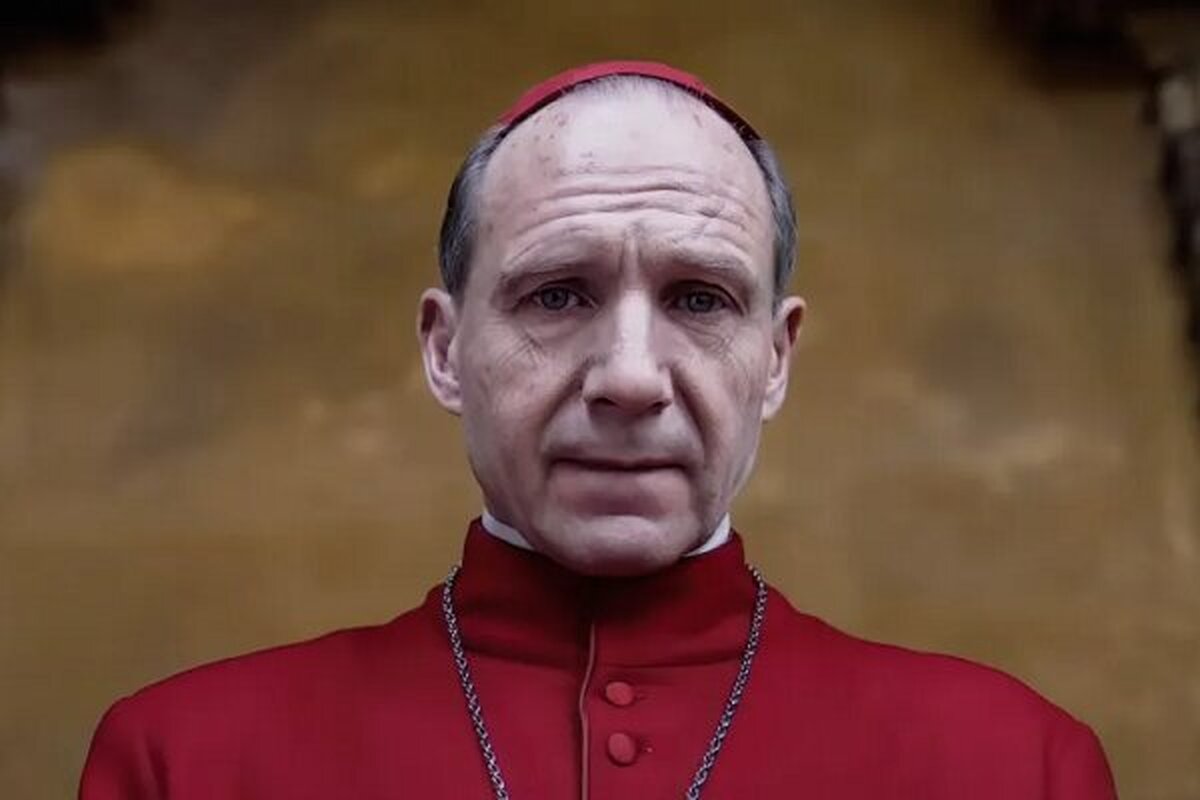 رالف فاینس مقابله پاپ با ترامپ برای جنگ با ایران را ستود