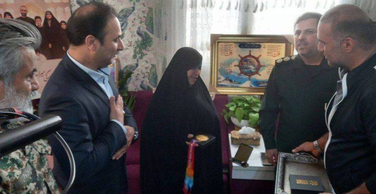 حسین فرزانه مدال طلای خود را به مادر شهیدان رستمی و کیالها تقدیم کرد