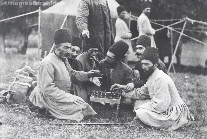 ما برای آنکه ایران خانه شیران شود رنج دوران برده&zwnj;ایم / ایران در غل و زنجیر سلطنت