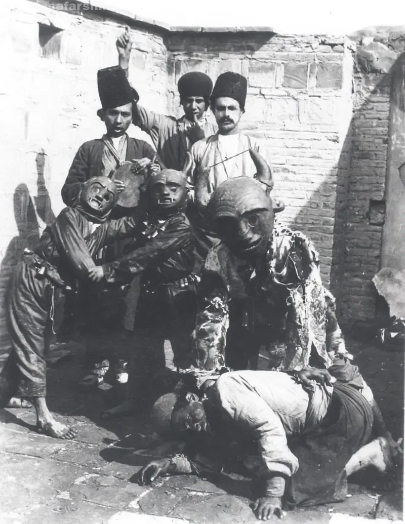 ما برای آنکه ایران خانه شیران شود رنج دوران برده&zwnj;ایم / ایران در غل و زنجیر سلطنت