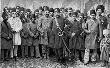 ما برای آنکه ایران خانه شیران شود رنج دوران برده‌ایم / ایران در غل و زنجیر سلطنت