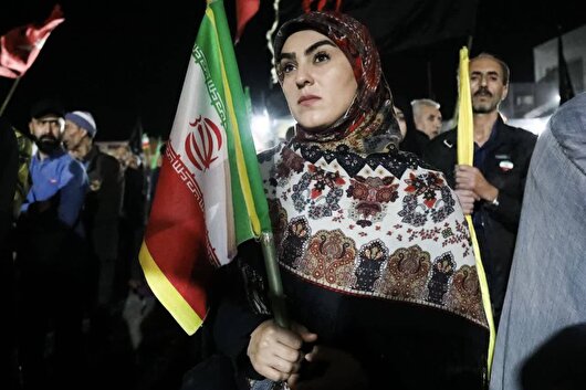 پنجاه‌وششمین شب حضور در سنگر خیابان | پرچم مقدس ایران در دستان مردم شریف مشهد (۵ اردیبهشت ۱۴۰۵)