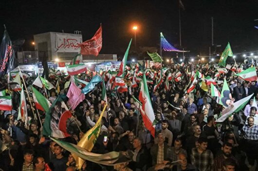 پنجاه و پنجمین شب حضور حماسی مردم در خیابان | استغاثه به امام عصر (عج) برای پیروزی بر دشمنان + فیلم (۴ اردیبهشت ۱۴۰۵)