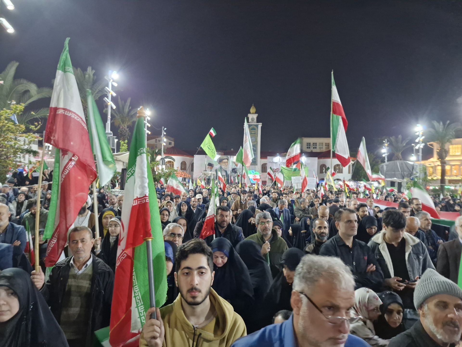 میدان داری مردم رشت در پنجاه و هفتمین شب از قرارهای شبانه/طنین شعار فرمان بده تو فرمان حکم آنچه تو فرمایی+فیلم