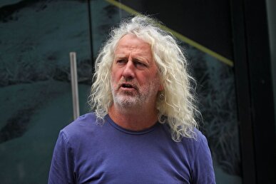 سیاستمدار ایرلندی با پرچم ایران به استادیوم رفت + عکس