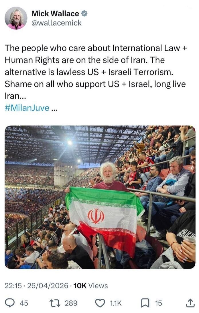 حضور سیاستمدار ایرلندی با پرچم ایران در ورزشگاه سن&zwnj;سیرو + عکس