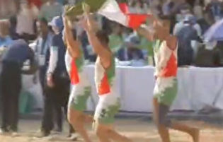 دور افتخار ملی پوشان کبدی ایران با پرچم ایران پس از قهرمانی در مسابقاتَ