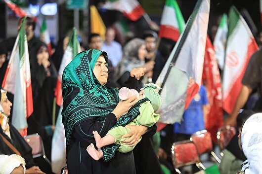 پنجاه‌وهفتمین شب حضور مردم در خیابان | مشهدی‌ها پرچم ایران به‌دست، پای کار انقلاب (۶ اردیبهشت ۱۴۰۵)