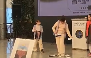 پاره کردن عکس‌های ترامپ و نتانیاهو در مراسم یادبود دانش‌آموزان میناب در ترکیه