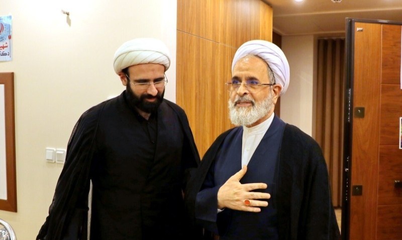 حضور و دیدار آیت&zwnj;الله اعرافی با خانواده شهیدان لاریجانی