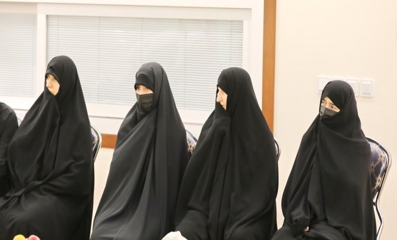 حضور و دیدار آیت&zwnj;الله اعرافی با خانواده شهیدان لاریجانی