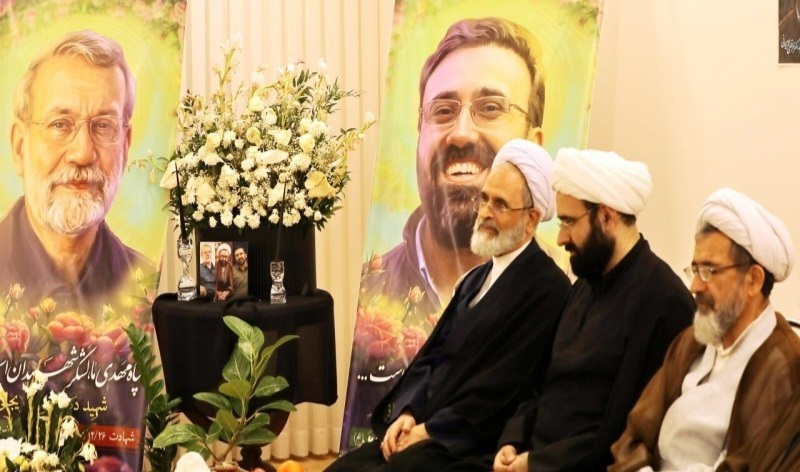 حضور و دیدار آیت&zwnj;الله اعرافی با خانواده شهیدان لاریجانی