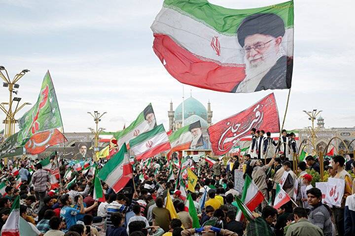 اجتماع &laquo;مشت&zwnj;های گره&zwnj;کرده&raquo; با حضور ۴۰ هزار نوجوان در حرم مطهر رضوی برگزار شد + فیلم