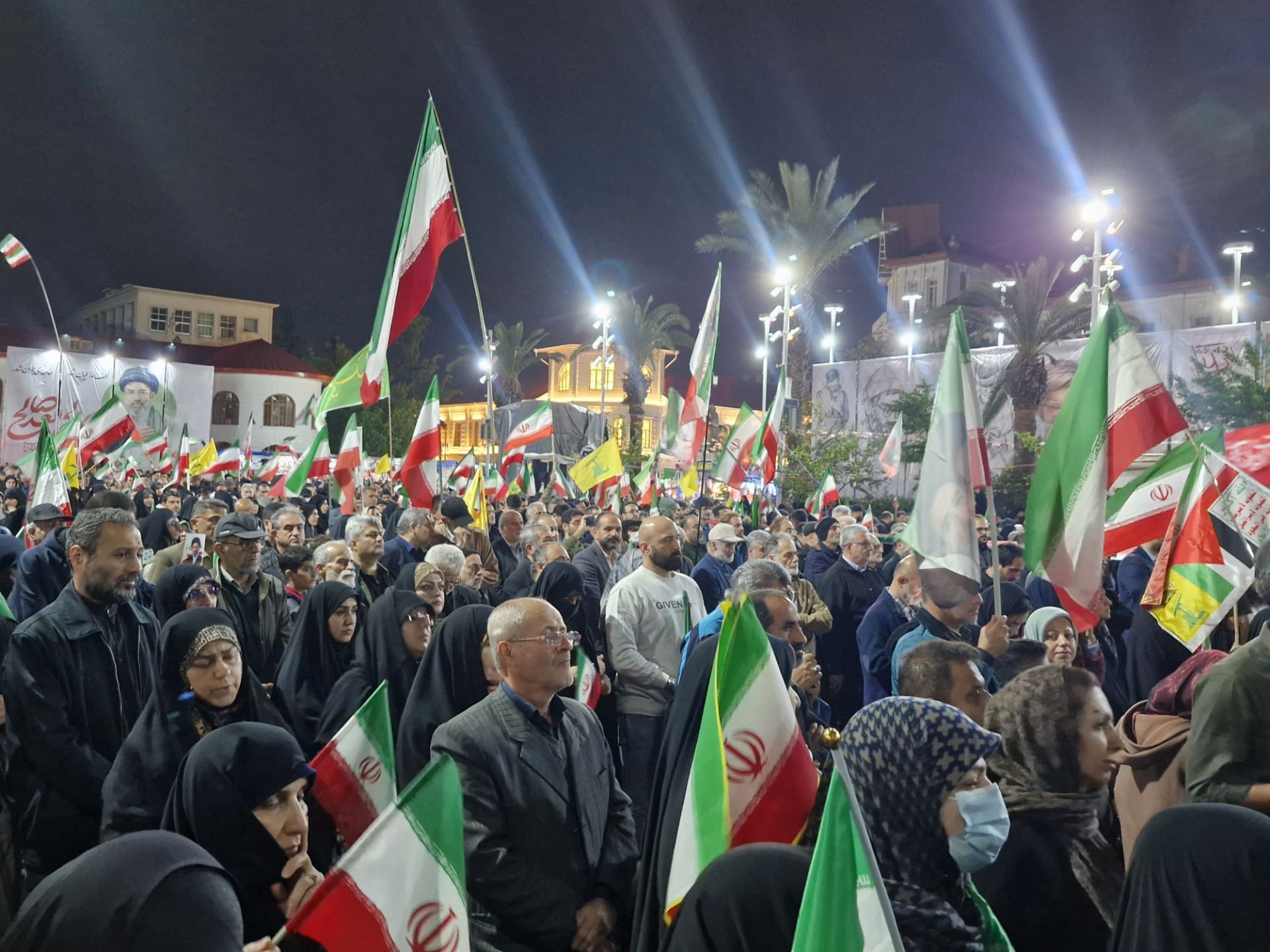 پنجاه و هشتمین شب پایداری در رشت/ عزم راسخ مردم در تداوم قرارهای شبانه+فیلم