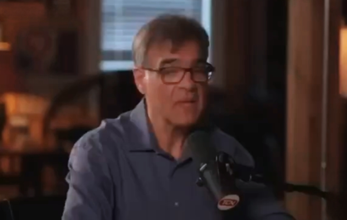 رضا پهلوی تحت هیچ شرایطی صلاحیت رهبری چیزی را ندارد، او فردی عیاش است