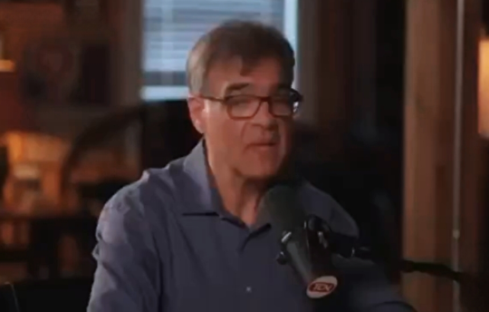 رضا پهلوی تحت هیچ شرایطی صلاحیت رهبری چیزی را ندارد، او فردی عیاش است