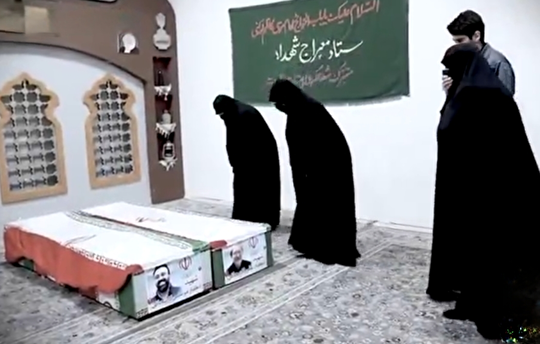 انتشار برای نخستین بار؛ تصاویری از وداع خانواده‌های شهیدان لاریجانی با پیکر‌های شهدا در معراج شهدای تهران