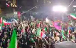 هم‌اکنون آغاز برگزاری مراسم میلاد امام‌هشتم در جوار حرم مطهر رضوی در چهارراه دانش مشهد