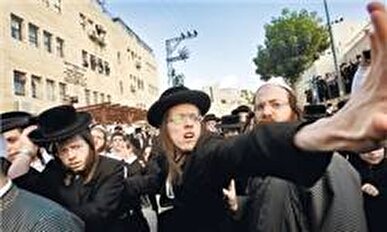 هجوم شهرک‌نشینان حریدی به منزل افسر پلیس نظامی صهیونیست + فیلم