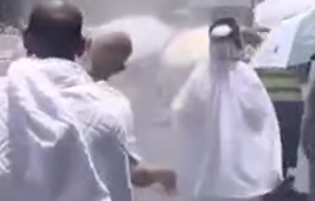 پاشیدن آب خنک برروی حجاج در مکه به سبب گرمای شدید