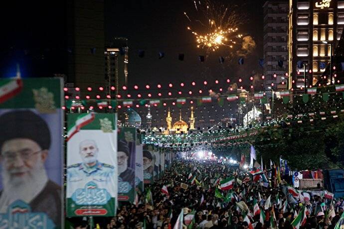 مردم مشهد زیر سایه خورشید در پنجاه&zwnj;ونهمین شب حضور در خیابان + فیلم (۸ اردیبهشت ۱۴۰۵)