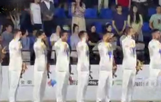 احترام نظامی اعضا و کادر فنی تیم ملی فوتبال ساحلی کشورمان هنگام اهتزاز پرچم سه رنگ کشورمان در مراسم جشن قهرمانی آسیا