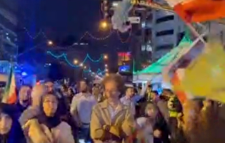 حضور بابک خواجه پاشا، کارگردان سینما در اجتماع پرشور امام رضایی‌ها تهران