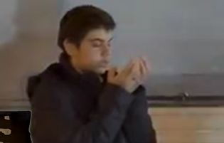 یک دست جام باده، یک دست زلف یار / رقصی چنین میانه میدانم آرزوست